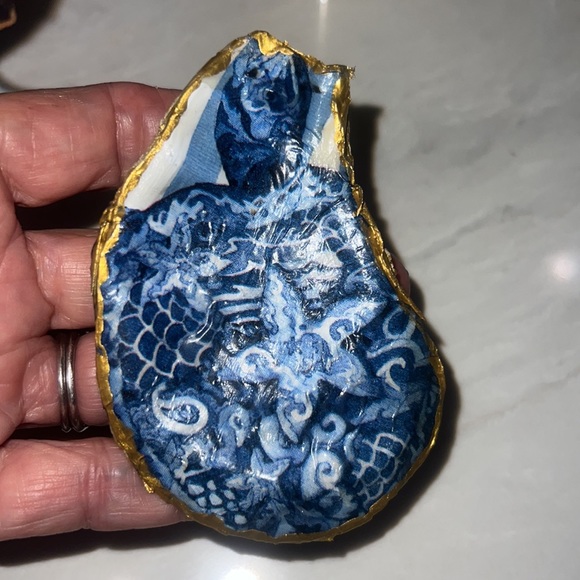 Hand Crafted Decoupage Oyster Shell - Picture 7 of 9